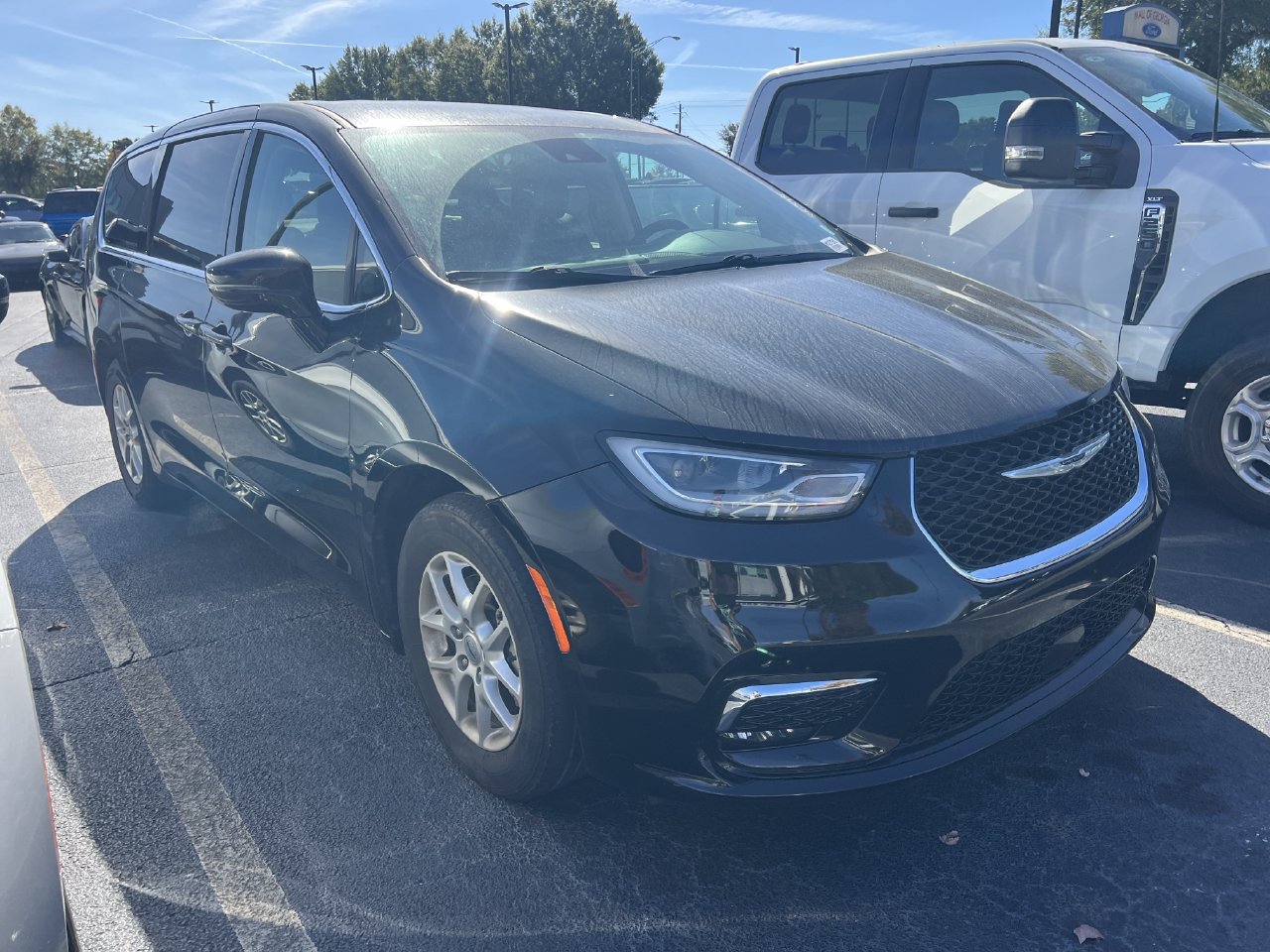 Used 2024 Chrysler Pacifica Touring-L FWD image 4