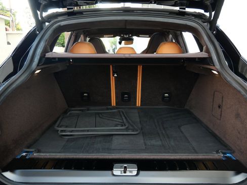 Used 2021 Aston Martin DBX image 16