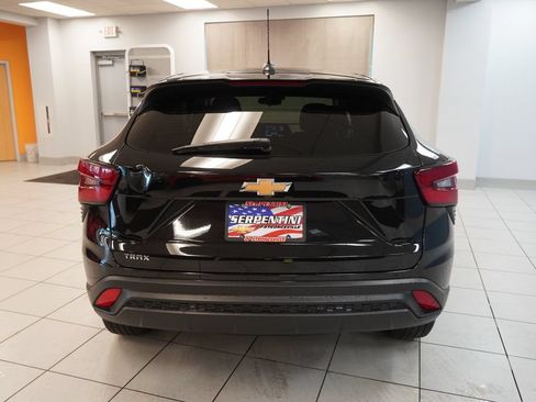 Used 2024 Chevrolet Trax LS w/ LS Convenience Package FWD image 8