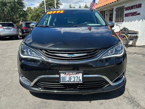 Used 2018 Chrysler Pacifica Limited w/ Advanced Safetytec Group FWD image 2