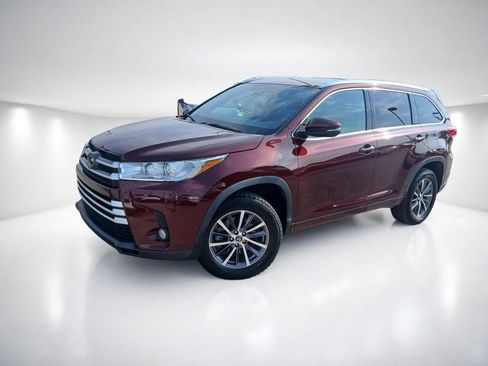 Used 2018 Toyota Highlander XLE FWD image 2