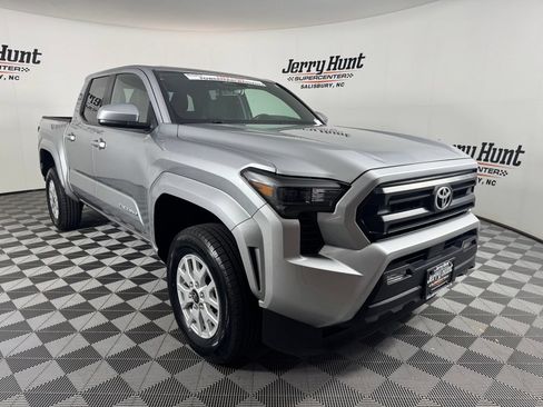 Used 2025 Toyota Tacoma SR5 AWD/4WD image 5