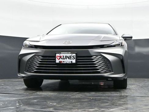 Used 2025 Toyota Camry XLE AWD/4WD image 36