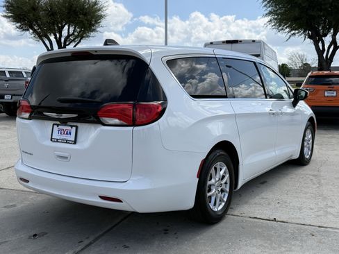 Used 2023 Chrysler Voyager LX FWD image 6