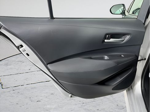 Used 2020 Toyota Corolla LE FWD image 11