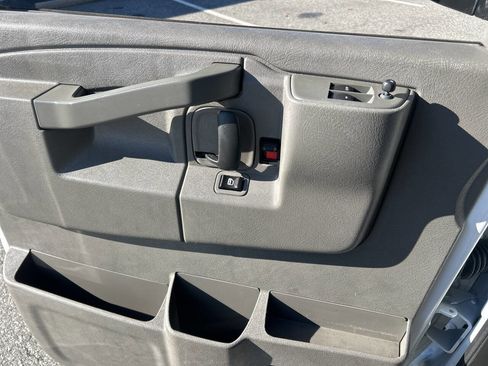 Used 2018 Chevrolet Express 2500 w/ Driver Convenience Package image 12