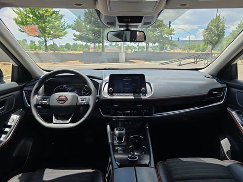 Used 2025 Nissan Rogue SV AWD/4WD image 15