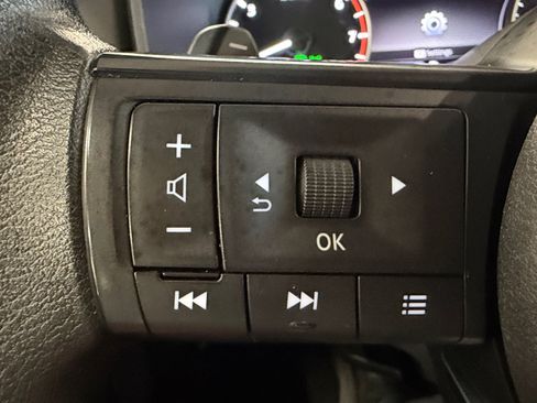 Used 2024 Nissan Rogue S FWD image 17