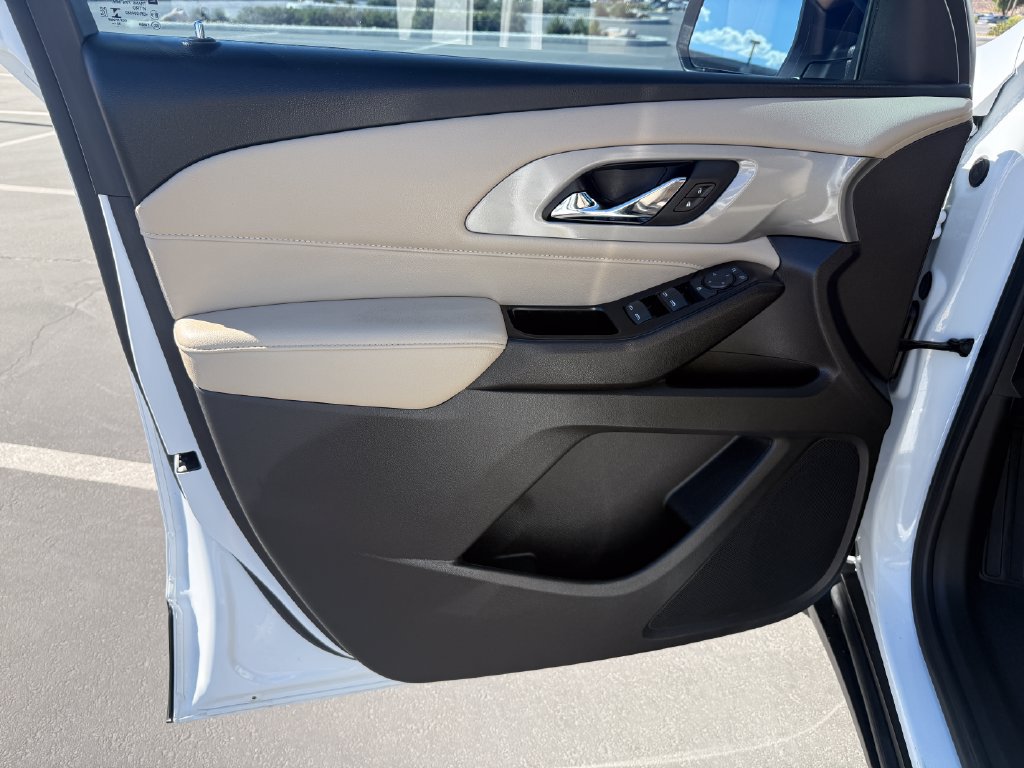 Used 2023 Chevrolet Traverse LS FWD image 9