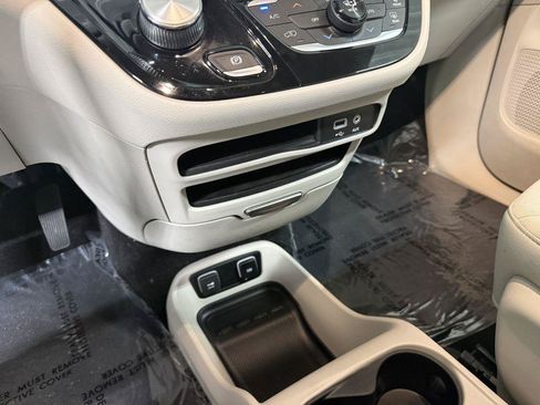 Used 2018 Chrysler Pacifica Touring Plus FWD image 20