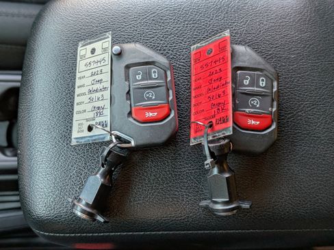 Used 2023 Jeep Gladiator Willys image 34