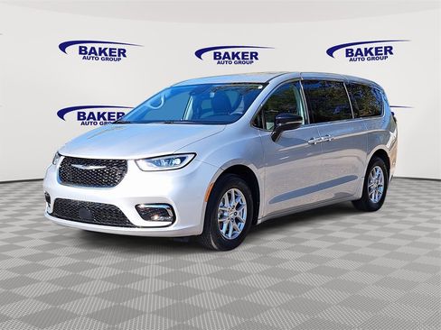 Used 2024 Chrysler Pacifica Touring-L image 7