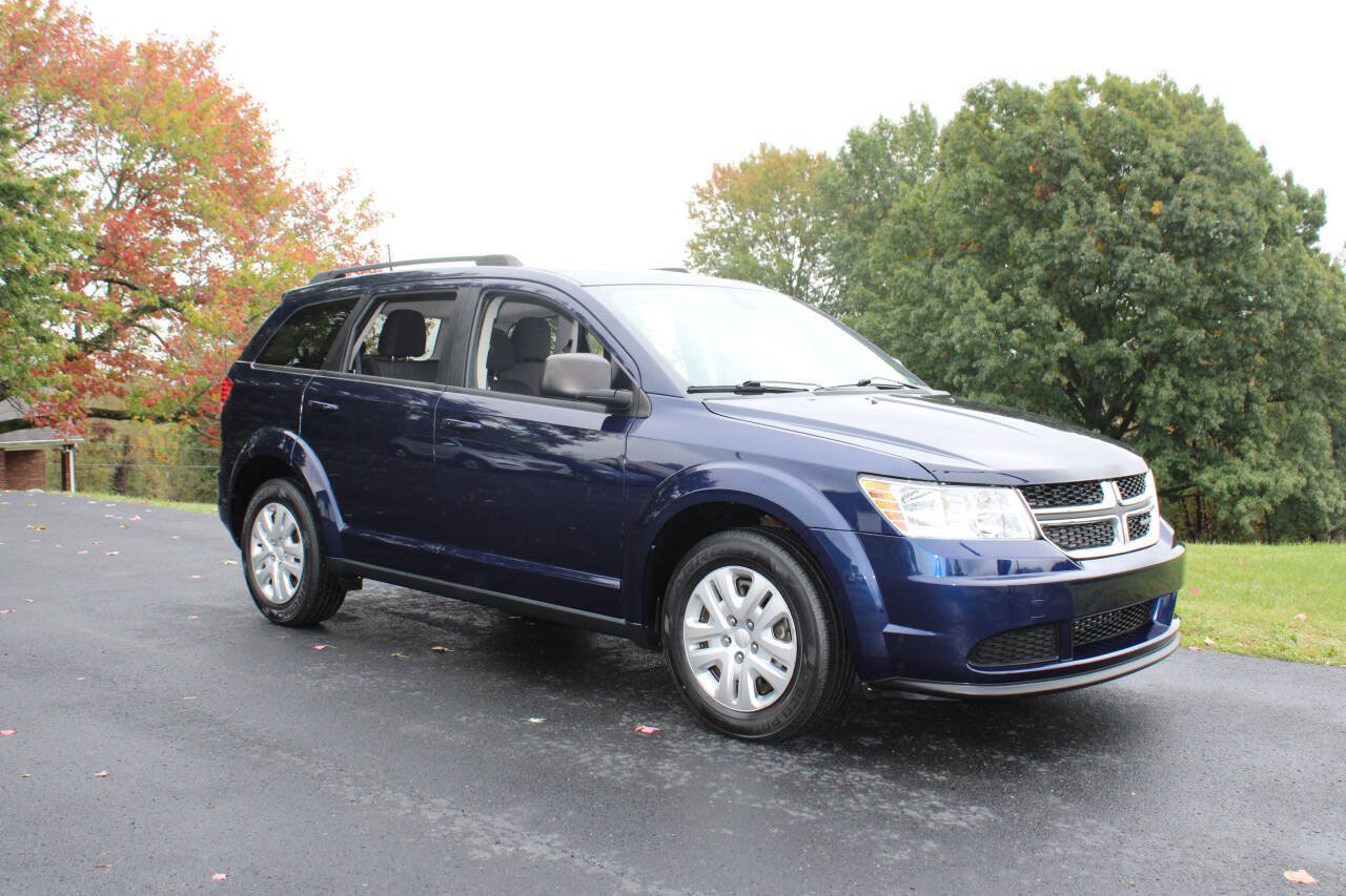 Used 2019 Dodge Journey SE FWD image 1