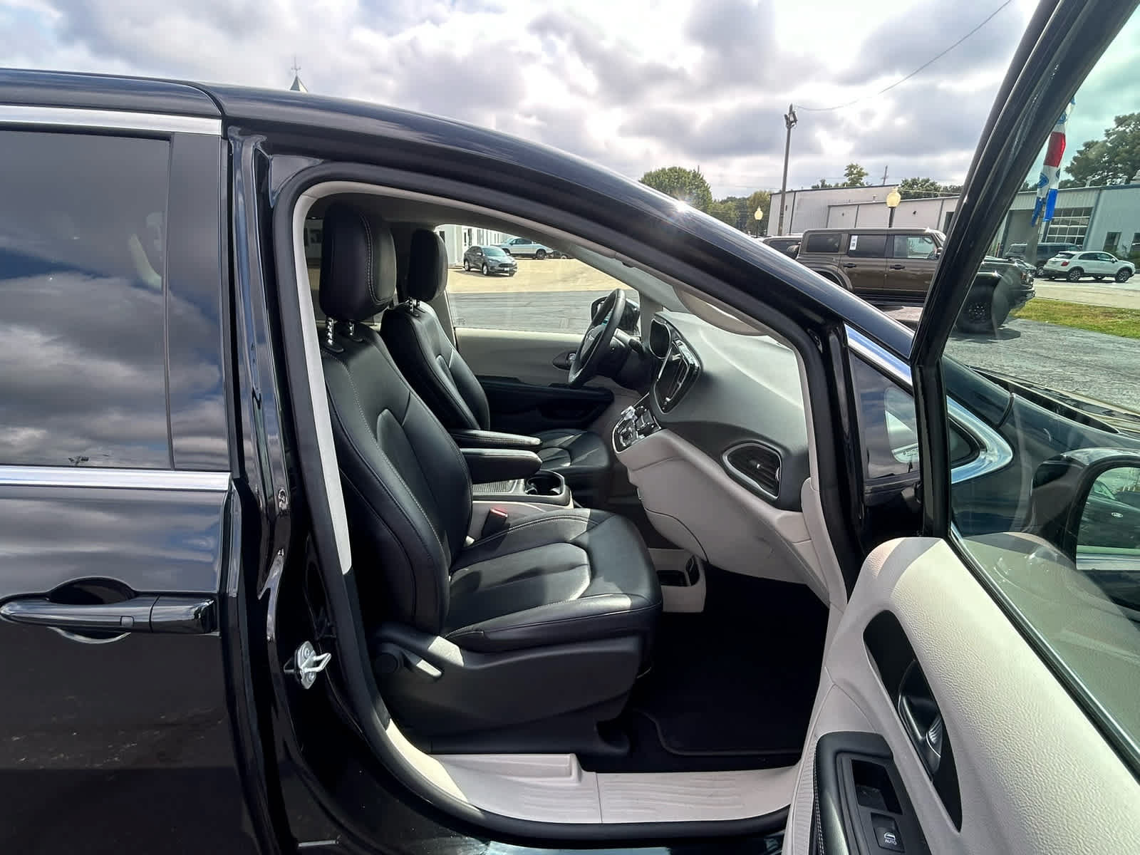 Used 2024 Chrysler Pacifica Touring-L FWD image 22