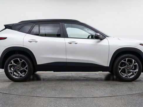 Used 2025 Chevrolet Trax LT FWD image 11