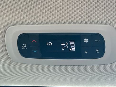 Used 2023 Chrysler Pacifica Touring-L FWD image 23