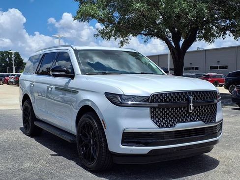 New 2026 Lincoln Navigator Premiere AWD/4WD image 4