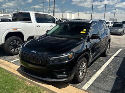 Used 2019 Jeep Cherokee Latitude Plus w/ Cold Weather Group FWD image 1