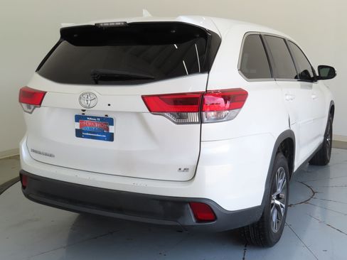 Used 2019 Toyota Highlander Plus FWD image 3