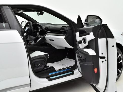 Used 2021 Lamborghini Urus image 5