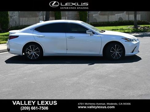 Used 2025 Lexus ES 300h w/ Premium Package FWD image 3