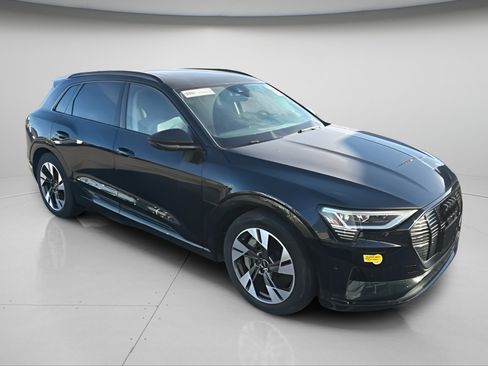Used 2022 Audi e-tron Premium w/ Convenience Plus Package AWD/4WD image 1