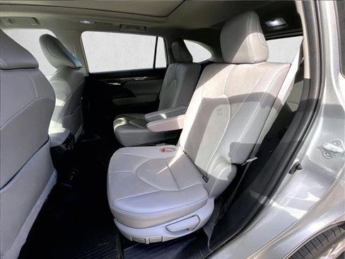 Used 2021 Toyota Highlander Platinum image 28