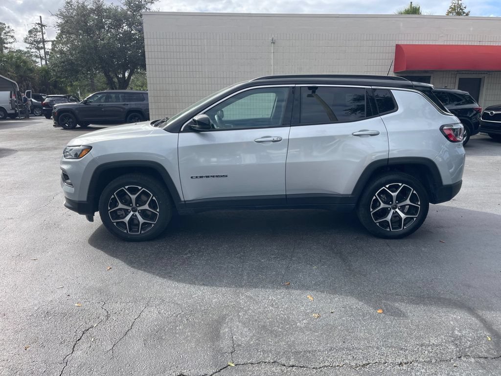 Used 2025 Jeep Compass Limited AWD/4WD image 2