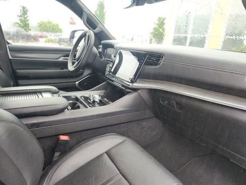 Used 2024 Jeep Wagoneer L Series II w/ Flexible Seating Group AWD/4WD image 2