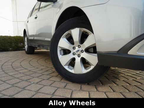 Used 2011 Subaru Outback 2.5i Limited image 11