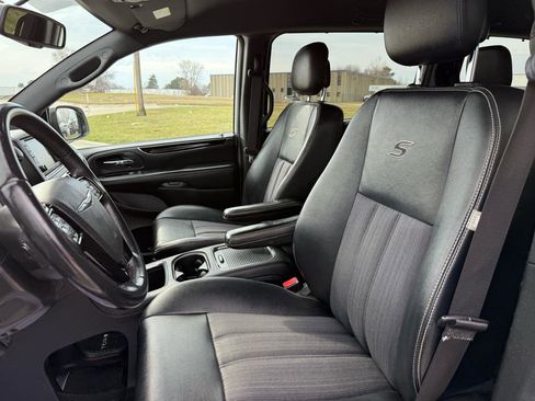 Used 2014 Chrysler Town & Country S image 15