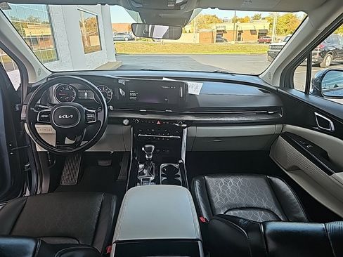 Used 2024 Kia Carnival EX image 13