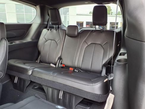 New 2026 Chrysler Pacifica Select image 6