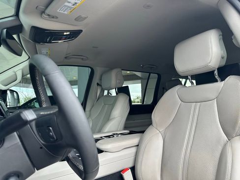 Used 2024 Jeep Wagoneer L 4WD w/ Rear Seat Video Group 1 image 15