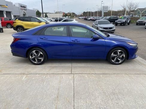 Used 2023 Hyundai Elantra SEL w/ Convenience Package image 2
