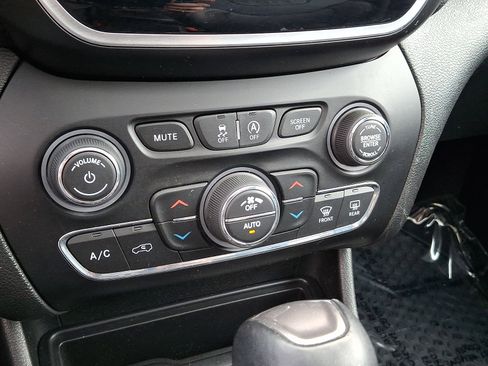 Used 2019 Jeep Cherokee Limited image 16