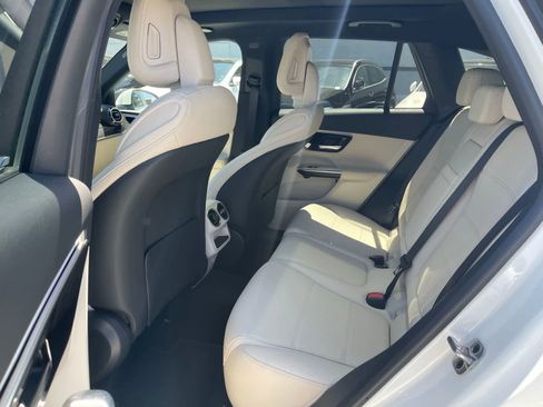 Used 2026 Mercedes-Benz GLC 300 image 2