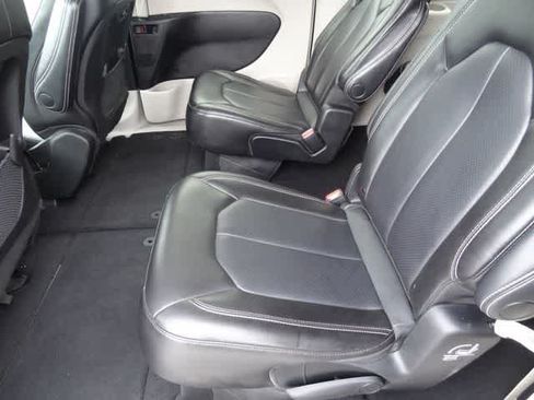 Used 2023 Chrysler Pacifica Touring-L FWD image 8