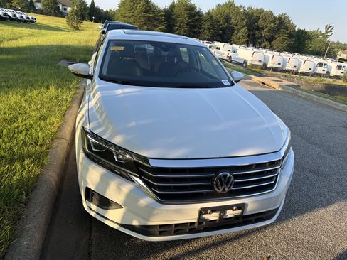 Used 2021 Volkswagen Passat 2.0T SE FWD image 3