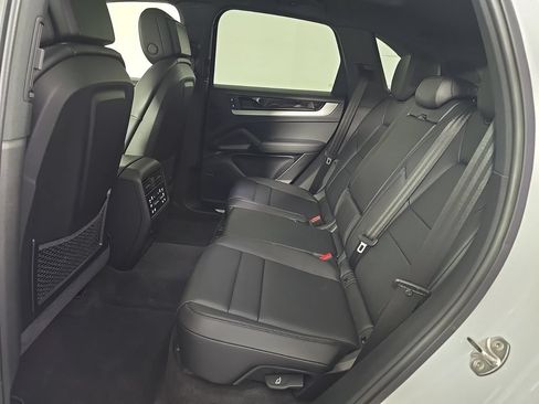 Certified 2024 Porsche Cayenne AWD/4WD image 15