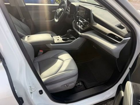 Used 2023 Toyota Highlander XLE image 13