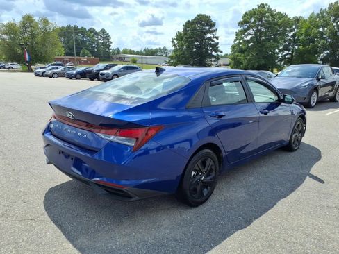 Used 2023 Hyundai Elantra SEL w/ Preferred Accessory Package FWD image 5