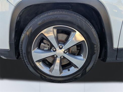 Used 2019 Jeep Cherokee Limited image 14