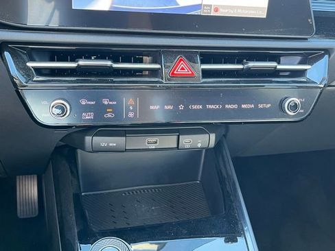 Used 2023 Kia Niro EX image 22