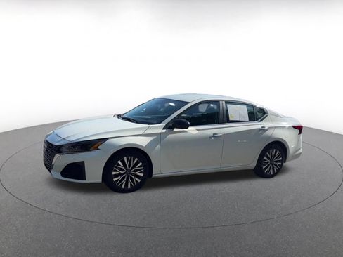 Used 2025 Nissan Altima 2.5 SV FWD image 8