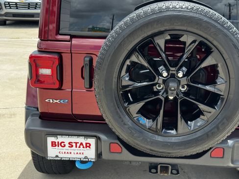 Used 2022 Jeep Wrangler Unlimited Sahara AWD/4WD image 11