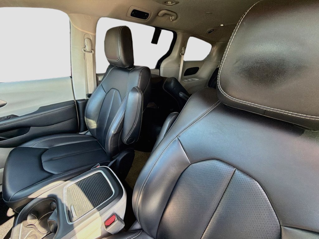 Used 2023 Chrysler Pacifica Touring-L FWD image 11