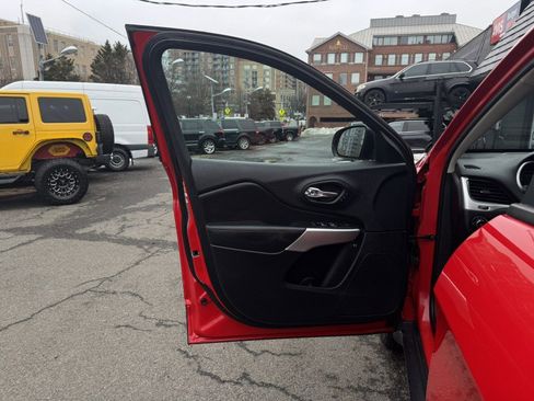 Used 2017 Jeep Cherokee Trailhawk image 11