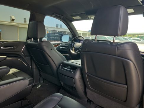 Used 2022 Cadillac Escalade Luxury AWD/4WD image 8