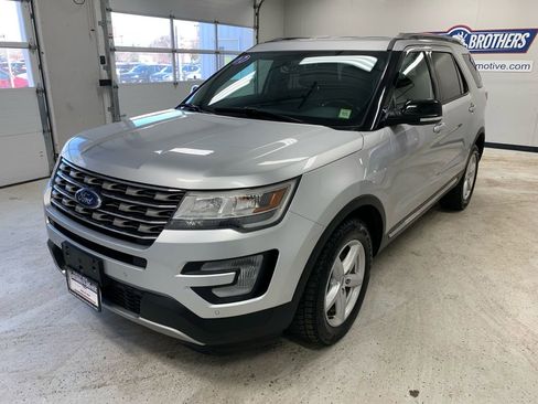 Used 2017 Ford Explorer XLT w/ Equipment Group 202A AWD/4WD image 2